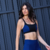 Top Gabi feminino de treino, disponível nas cores Preto e Branco e Preto e Azul. Tecido com bojo, secagem rápida, anticelulite e proteção UV.