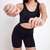 Macaquinho New Paula: Sofisticação e performance em branco liso, com propriedades antiestrias, anticelulite e tecnologia Easy Care para conforto durante o treino e lazer.

