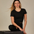 Camiseta Nanda feminina disponível em vermelho cereja, marrom, cinza e preto, feita com tecido suplex de alta qualidade para conforto e estilo durante treinos e atividades casuais.