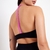 Top Duda em suplex preto com viés rosa, unindo design sofisticado e funcionalidade para mulheres que buscam estilo e conforto.

