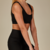 Top Alline, exibido em ambiente de treino, destacando suas alças grossas e o tecido suplex de alta qualidade. Disponível nas cores vermelho cereja, preto e marrom.

