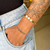 Bracelete Dourado Trevo com Pedra - comprar online