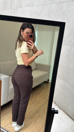Calça Mom Yasmin na internet