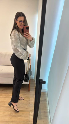 Blusa Bata Bordada Ariella