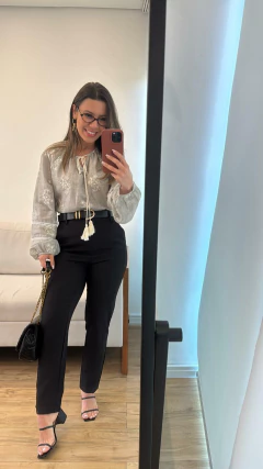 Blusa Bata Bordada Ariella na internet