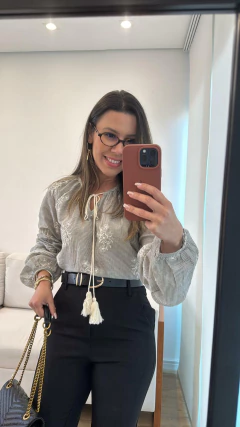 Blusa Bata Bordada Ariella na internet