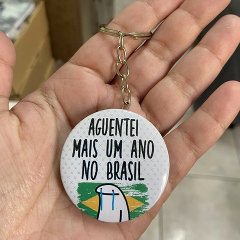 Chaveiro Flork Meme "Aguentei mais um ano no Brasil"