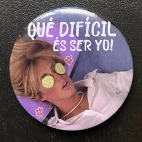 Botton/Broche Mia Rebelde "Qué difícil és ser yo!"