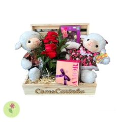 Casal de Ovelhas com Rosas e Chocolates