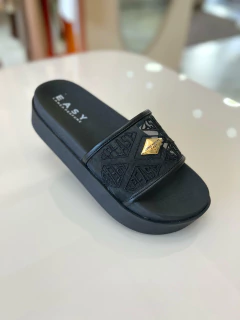 Slide Tela Com Monograma - LANÇA PERFUME EASY