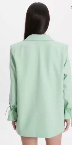 Blazer alongado com amarração na internet