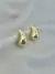 BRINCO GOTA CURVADA LISA "G" BANHADO A OURO 18K E RDB/BOX703*