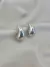 BRINCO GOTA CURVADA LISA "G" BANHADO A OURO 18K E RDB/BOX703* na internet