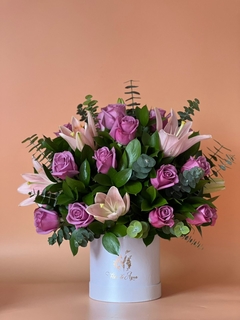 Silvestre mediano de rosas y lirios