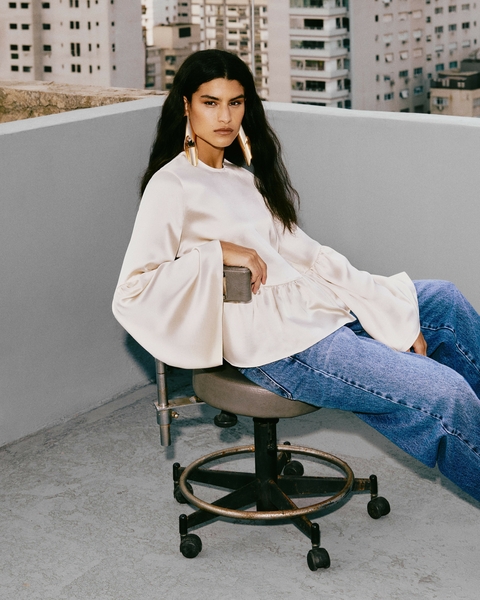 BLUSA CETIM BABADOS BEGE