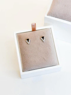 Brinco em V com Banho de Ródio