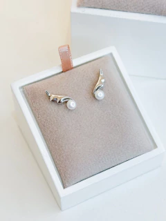 Brinco Asa Perola com Banho de Ródio