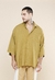 Camisa oversized verde militar. Uma peça cheia de estilo e conforto. A camisa oversized tem uma modelagem mais ampla e solta, proporcionando conforto e um estilo casual. Por ser uma peça versátil, pode ser combinada com diversas outras roupas e acessórios