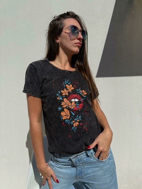 Remera BATIK FLORES - comprar online