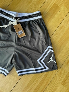 Bermudas Jordan Diamond en internet