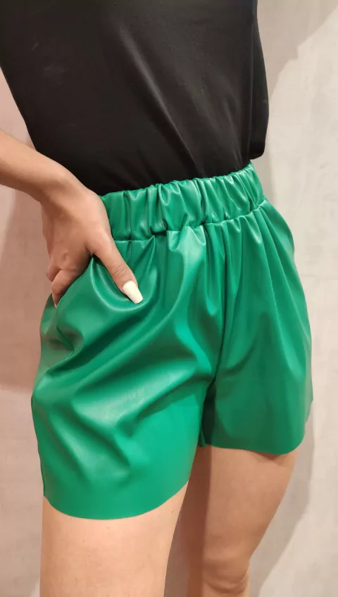 SHORT ECO CUERO VERDE