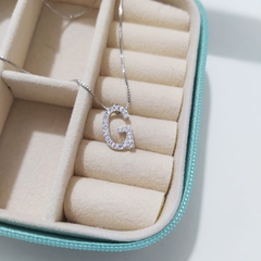 Gargantilha Pingente Inicial Cravejado - comprar online