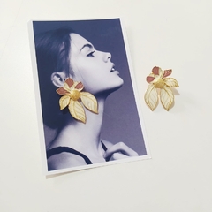 Brinco Flor Resinada Creme e Lilás