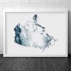Mapa de relevo artísticodo Canadá, apresentando detalhes geográficos em tons de azul e texturas.