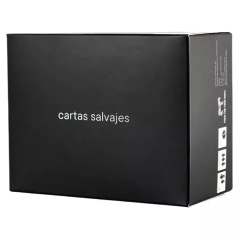 Caja negra minimalista del juego “Cartas Salvajes”. En el frente solo se lee el título en letras blancas minúsculas. En el lateral se observan iconos informativos sobre el contenido del juego y la edad recomendada. El diseño sobrio genera intriga y destac