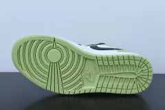 Imagem do Tênis Jordan 1 Low Snakeskin Vivid Green