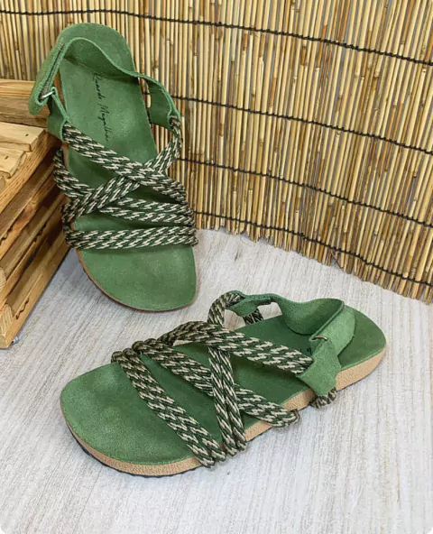 1014 Sandália de couro camurça verde.