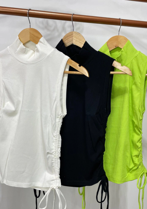 Regata em malha canelada, golinha alta e franzido na lateral. Onde tem um cordão, que você pode regular o comprimento.