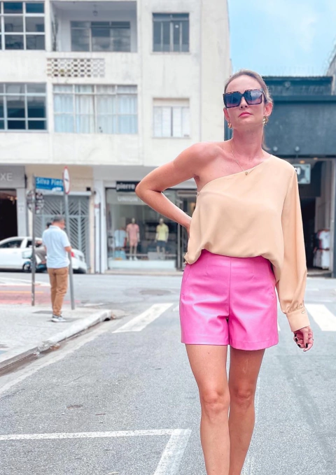 Blusa com a tendência da assimetria, trazendo o charme de ser uma manga apenas. Com fenda no braço, e fechamento com botão dourado e corrente delicada para deixar a peça ainda mais sofisticada e elegante. 