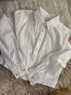 Camisa Cropped Tricoline Punho Duplo KARMANI na internet