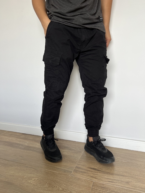 Pantalón cargo de gabardina importada negro - comprar online