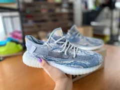 TÊNIS AD YEZZY na internet