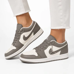 TÊNIS NIKE - BRANCO COM BEGE