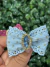 LAÇOS PINK E AZUL DOURADO COM STRASS OVAL na internet