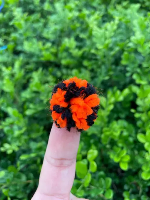 POMPOM LARANJA E PRETO