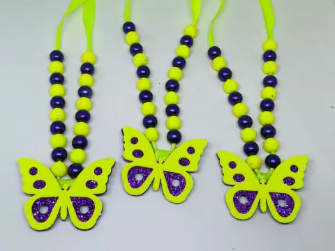 COLAR DE PÉROLAS BORBOLETA ROXO E AMARELO