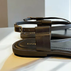 Sandália Feminina Andria Rasteira Preta com Detalhe em Metal no dedo na internet