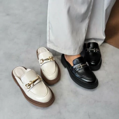 mules off white com sola marrom e fivela em dourado no cabedal e mule preto com fivela em ródio