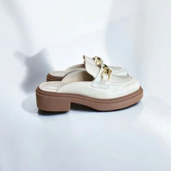 mule feminino elegante na cor off-white com solado marrom e fivela dourada