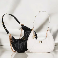 Imagem do Bolsa Canoa Livia em Matelassê OFF WHITE