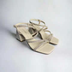 Sandália feminina off white com salto bloco e tiras finas com strass brilhantes