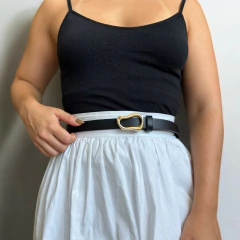 cinto feminino preto com fivela dourada