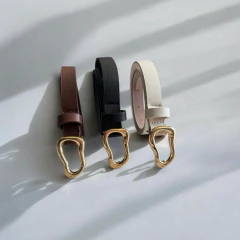 cinto feminino sintético com fivela orgânica em dourado, nas cores marrom, preto e off white