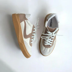 Tênis feminino bege com detalhes em camurça e solado marrom