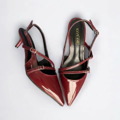 scarpin slingback na cor bordô com duas fivelas ajustáveis no peito do pé e salto fino baixo