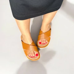 sandália plataforma marrom com tiras largas em formato x